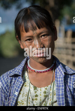 Femme de Chin tribal tribu Muun avec tatouage sur le visage, Myanmar, Mindat Banque D'Images