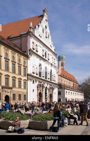 De l'église des Jésuites, l'église Frauenkirche derrière, zone piétonne, Munich, Haute-Bavière, Bavière, Allemagne Banque D'Images