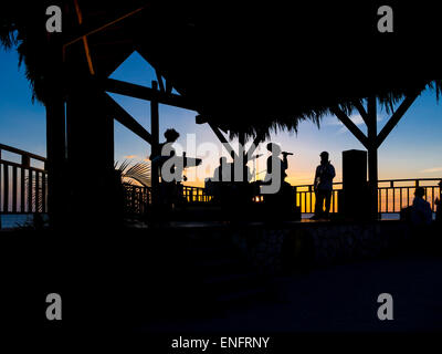 La chanteuse soul et de la bande à Rick&# 39;s Cafe, Negril, Jamaïque, Westmoreland Banque D'Images