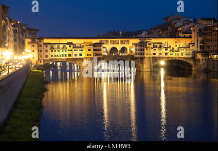 Le Ponte Vecchio, pont médiéval enjambant la rivière Arno, UNESCO World Heritage Site, Florence, Toscane, Italie Banque D'Images