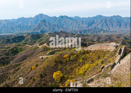 Grande Muraille de Chine, forteresse frontière historique, ONU-section restaurée, serpentant à travers les montagnes, automne, Gubeikou Banque D'Images