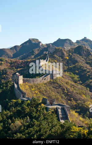 Grande Muraille de Chine, forteresse frontière historique, section restaurée avec des tours de guet, qui serpente sur la crête de la montagne Banque D'Images