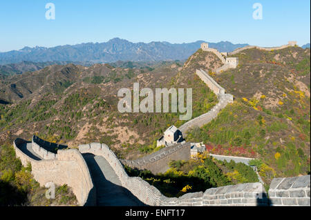 Grande Muraille de Chine, forteresse frontière historique, section restaurée avec des tours de guet, serpentant à travers les montagnes, Jinshanling Banque D'Images