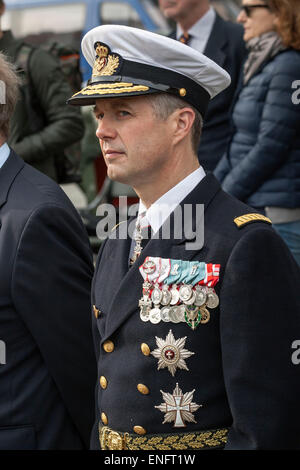 Copenhague, Danemark. 5 mai, 2015. S.a.r. le Prince héritier Frederik assiste à une cérémonie à l'ancre en mémorial en l'honneur de Nyhavn et marins anciens combattants pendant WWWII. Le Prince héritier a déposé une couronne au crédit d'ancrage : OJPHOTOS/Alamy Live News Banque D'Images