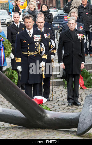 Copenhague, Danemark. 5 mai, 2015. S.a.r. le Prince héritier Frederik dépose une gerbe au mémorial de l'ancre de Nyhavn et les marins morts au cours d'anciens combattants : OJPHOTOS WWWII Credit/Alamy Live News Banque D'Images