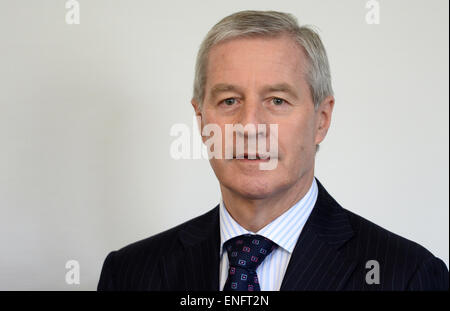 Munich, Allemagne. Le 05 mai, 2015. Co-chef de la Deutsche Bank, Jürgen Fitschen, se tient dans la salle d'audience de la cour régionale de Munich, Allemagne, 05 mai 2015. Quatre anciens chefs, ainsi que l'actuel Co-président directeur général de Deutsche Bank doit subir son procès pour tentative de fraude dans l'essai de Kirch. Photo : Andreas GEBERT/dpa/Alamy Live News Banque D'Images