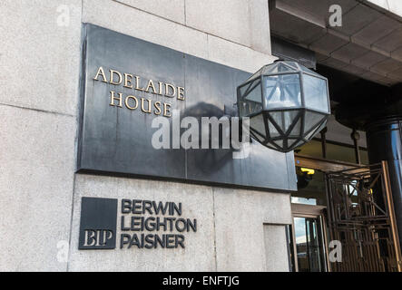 Plaque à l'entrée Adelaide House, London Bridge, London EC4, le siège du cabinet international Berwin Leighton Paisner (BLP) Banque D'Images