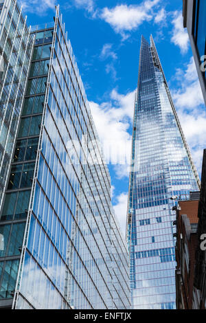 Southwark curiosités : le Shard, plus haut gratte-ciel de l'UE, Londres SE1, et le Pont de Londres, avec des reflets de ciel bleu et nuages blancs Banque D'Images