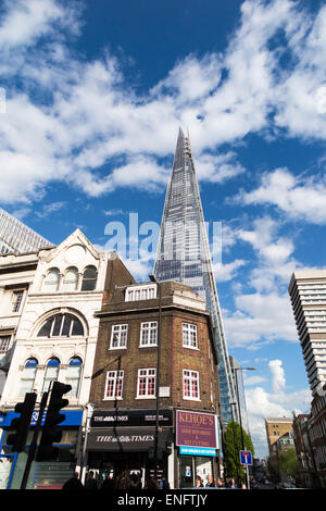Le Shard, plus haut gratte-ciel de l'UE, Londres SE1, avec des reflets de ciel bleu et nuages blancs, vu de Borough High Street Banque D'Images