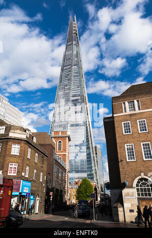 Le Shard, plus haut gratte-ciel de l'UE, Londres SE1, avec des reflets de ciel bleu et nuages blancs, vu de Borough High Street Banque D'Images