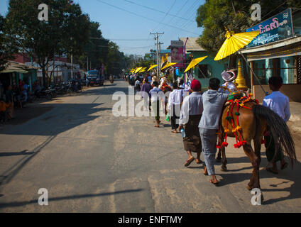 Les enfants de l'équitation pour débutants Les Novitation Parade, Bagan, Myanmar Banque D'Images