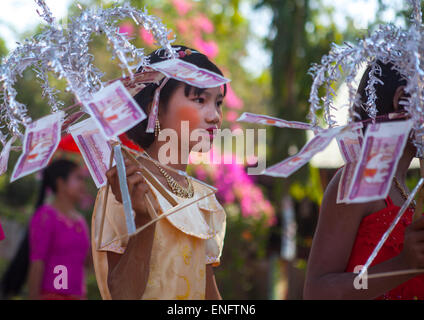 Filles au Temple avec des offres pour une Novitiation Cérémonie, Bagan, Myanmar Banque D'Images