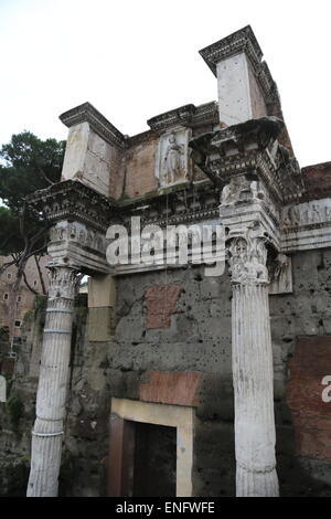 L'Italie. Rome. Forum de Nerva. Temple de Minerva. 1er siècle après JC. Vestiges de péristyle. Banque D'Images