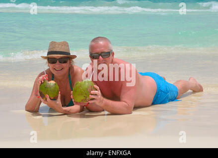 Couple d'âge moyen en vacances Banque D'Images