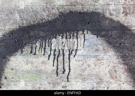 La texture du mur de béton et des gouttes de peinture noire Banque D'Images