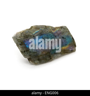 Rare naturel pierre labradorite brute sur un fond blanc. Banque D'Images