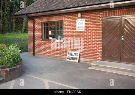 Avant la ruée vers une case vide Sevenoaks de vote et la salle de l'église en brique rouge pris le relais pour une élection générale ou locale Banque D'Images