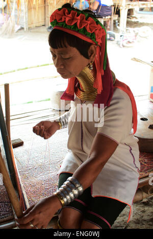 Chiang Rai, Thaïlande. Mar 28, 2015. Le long cou Karen (Karen-Padaung) sont des réfugiés du Myanmar, où ils ont fui le génocide. Ils sont devenus un symbole du tourisme dans la province thaïlandaise de Mae Hong Son, où 600 d'entre eux ont été installés dans les villages touristiques. © Laura Chiesa/Pacific Press/Alamy Live News Banque D'Images