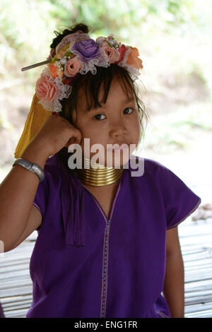 Chiang Rai, Thaïlande. Mar 28, 2015. Le long cou Karen (Karen-Padaung) sont des réfugiés du Myanmar, où ils ont fui le génocide. Ils sont devenus un symbole du tourisme dans la province thaïlandaise de Mae Hong Son, où 600 d'entre eux ont été installés dans les villages touristiques. © Laura Chiesa/Pacific Press/Alamy Live News Banque D'Images