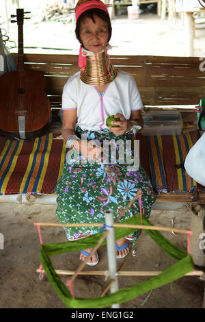 Chiang Rai, Thaïlande. Mar 28, 2015. Le long cou Karen (Karen-Padaung) sont des réfugiés du Myanmar, où ils ont fui le génocide. Ils sont devenus un symbole du tourisme dans la province thaïlandaise de Mae Hong Son, où 600 d'entre eux ont été installés dans les villages touristiques. © Laura Chiesa/Pacific Press/Alamy Live News Banque D'Images