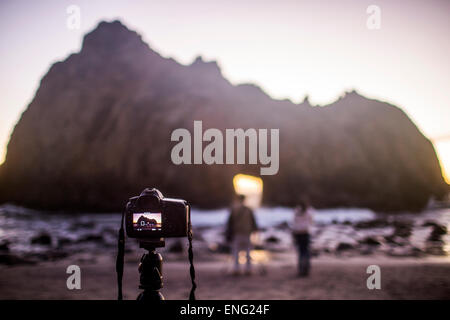 Retardateur sur l'appareil photo de prendre photo de couple on beach, Big Sur, California, United States Banque D'Images