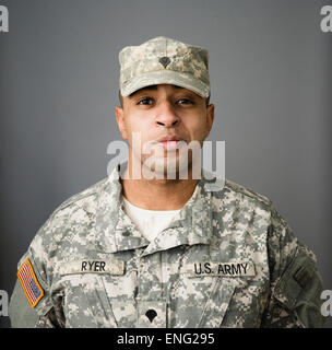 Close up of mixed race soldier smiling Banque D'Images