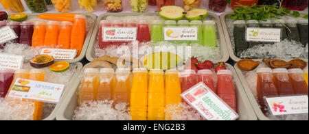 Close up de jus de fruits frais pour la vente au marché intérieur Banque D'Images