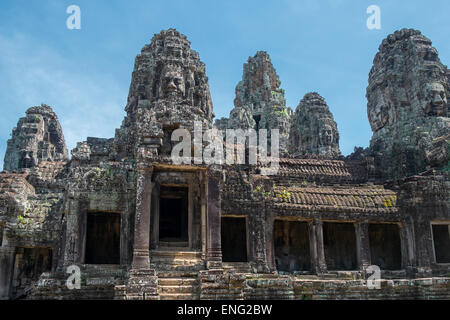 Low angle view of ornate carvings sur Prasat temple Bayon, Angkor, Siem Reap, Cambodge Banque D'Images