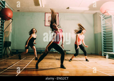 Danseurs caucasien répétait dans une salle de sport Banque D'Images