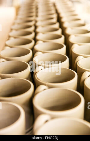 (Unfettled), lissage et non demi-pinte unfired mugs à l'Emma Bridgewater pottery factory Stoke on Trent Banque D'Images