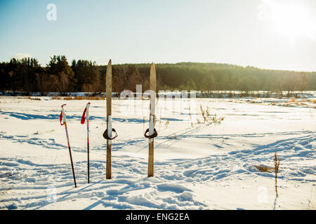 Skis et bâtons de ski in snowy field Banque D'Images