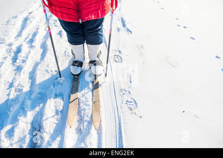 Caucasian woman ski de fond au champ neigeux Banque D'Images