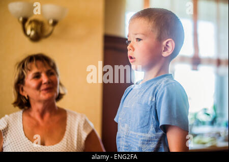 La mère et le fils de race blanche à l'intérieur Banque D'Images