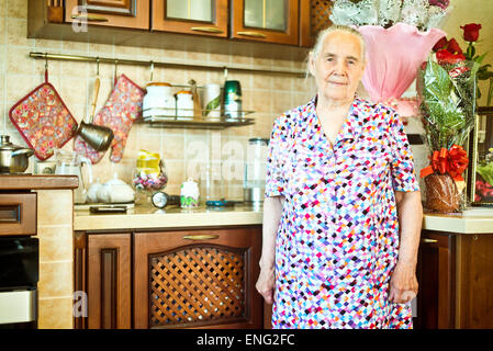 Older Caucasian woman standing in kitchen Banque D'Images