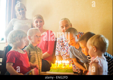 Caucasian multi-generation family celebrating birthday Banque D'Images