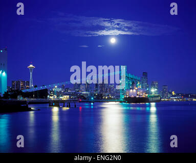 Moon Over allumé Seattle City skyline at night, Washington, United States Banque D'Images