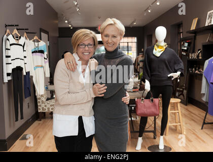 Portrait des propriétaires de petites entreprises travaillant dans une boutique de vêtements Banque D'Images