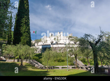 Gardone Riviera, lac de Garde, Italie - Mai 05, 2014 : forteresse en jardin dans villa Vittoriale Accueil de Gabriele d'Annunzio Banque D'Images