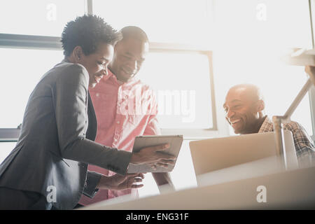 Business people using digital tablet in office Banque D'Images