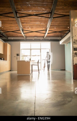 Black businessman with bicycle in office cuisine Banque D'Images