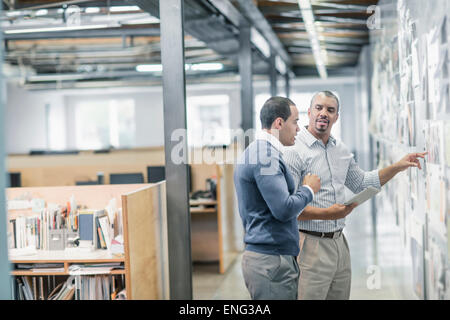 Hommes d'using digital tablet in office Banque D'Images