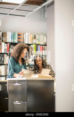 Businesswomen working together in office Banque D'Images