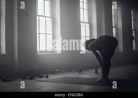 Black woman stretching in the gym Banque D'Images