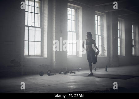 Black woman stretching in the gym Banque D'Images