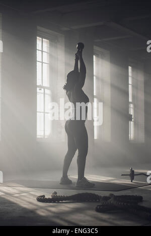 Black woman lifting weights in the gym Banque D'Images