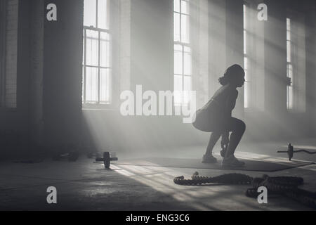 Black woman lifting weights in the gym Banque D'Images