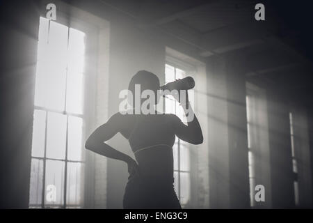 Black woman drinking water bottle in the gym Banque D'Images