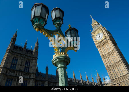 Big Ben partage avec un soleil lumineux matin après l'ampoule traditionnelle à Westminster Palace Londres Banque D'Images