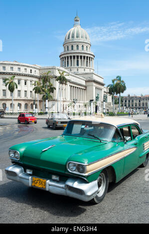 La HAVANE, CUBA - Juin 2011 : taxi voiture cubaine américaine classique passe devant le Capitolio building dans le centre de La Havane. Banque D'Images