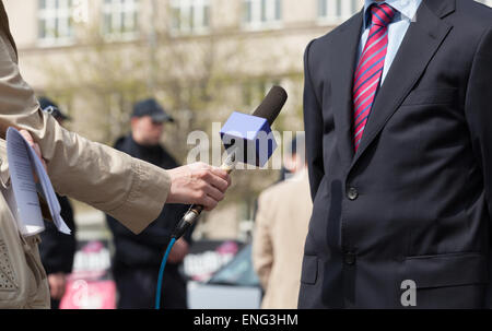 Ce journaliste de presse Interview de politicien ou homme méconnaissable Banque D'Images